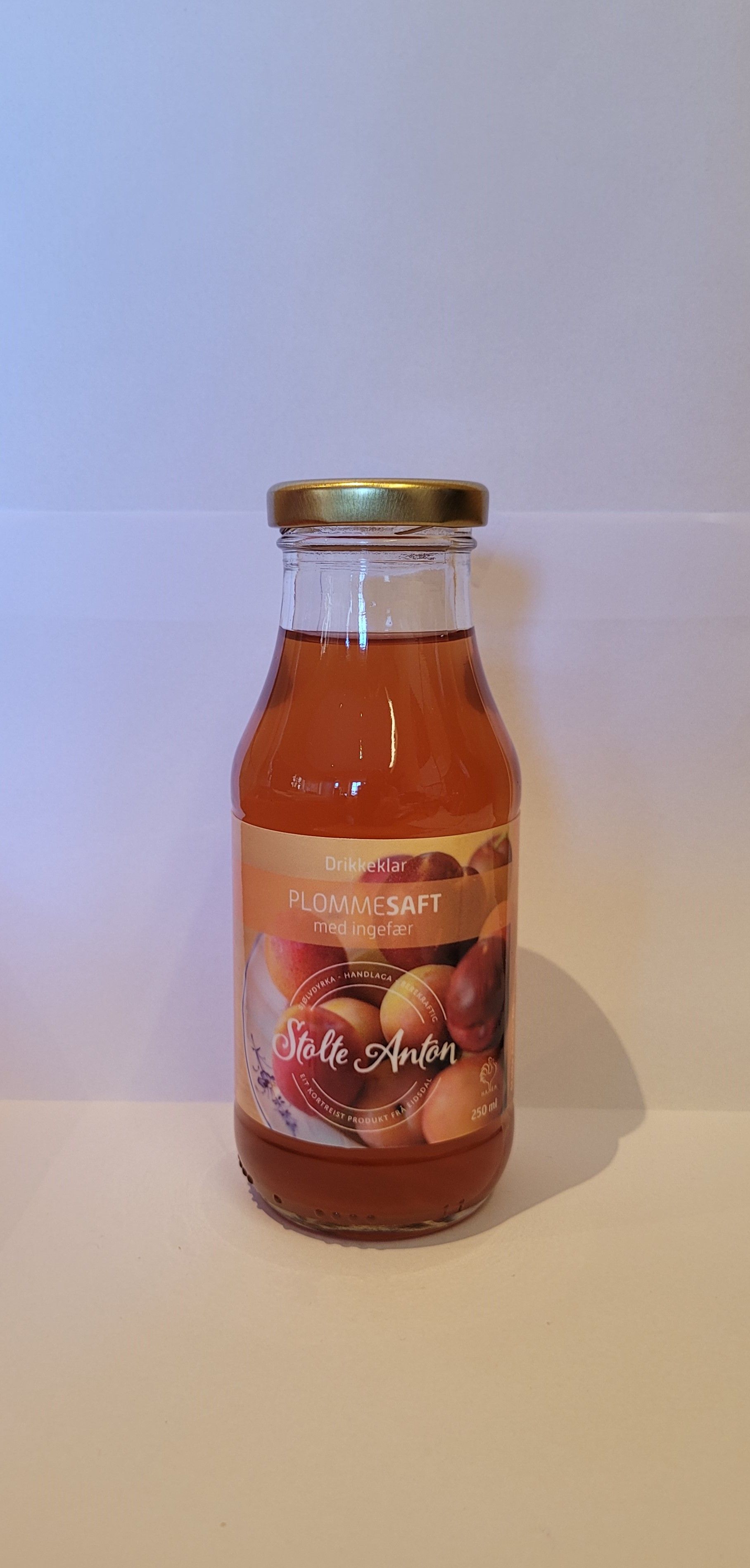 Drikkeklar plommesaft med ingefær